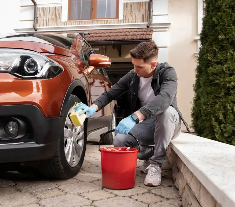 Lavage auto à domicile Saint-Jean-de-Folleville : professionnel intervenant sur un véhicule